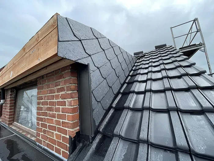 Détail de toiture en tuiles et ardoises