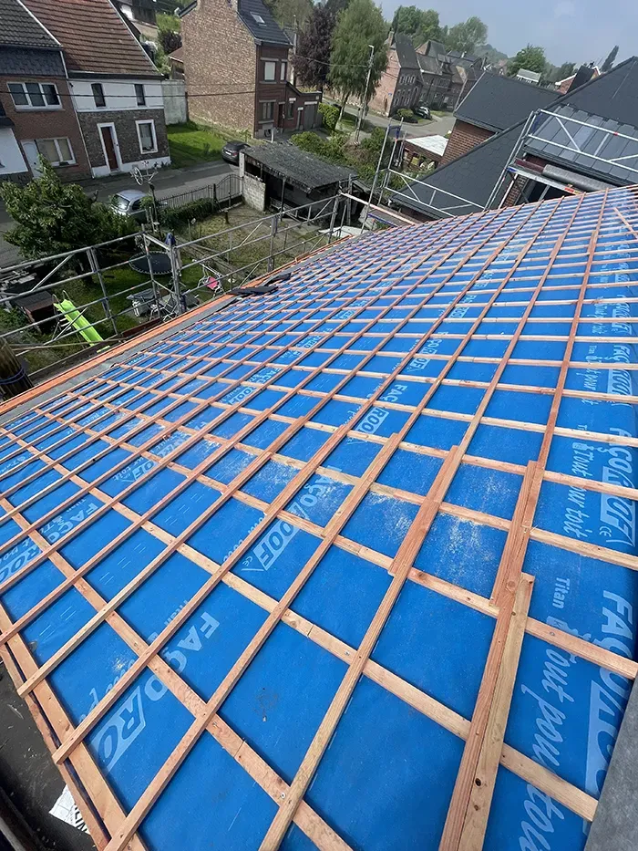 Quadrillage de bois sur isolant toiture