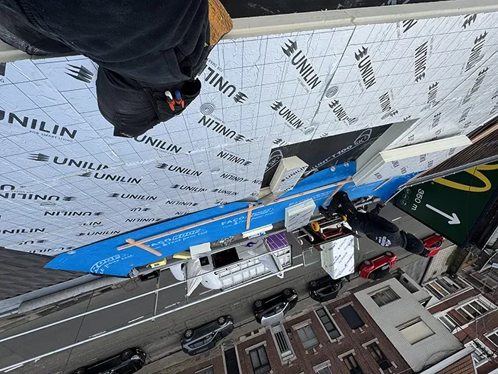 Rénovation en cours d'une toiture de maison de ville