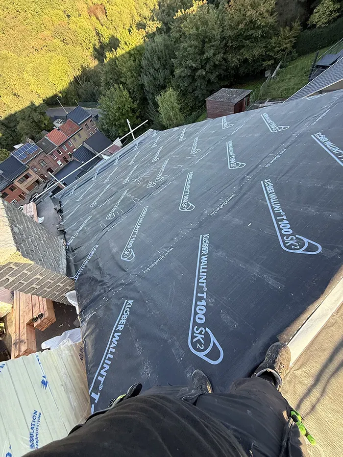 Vue en plongée d'un toit avant pose des tuiles