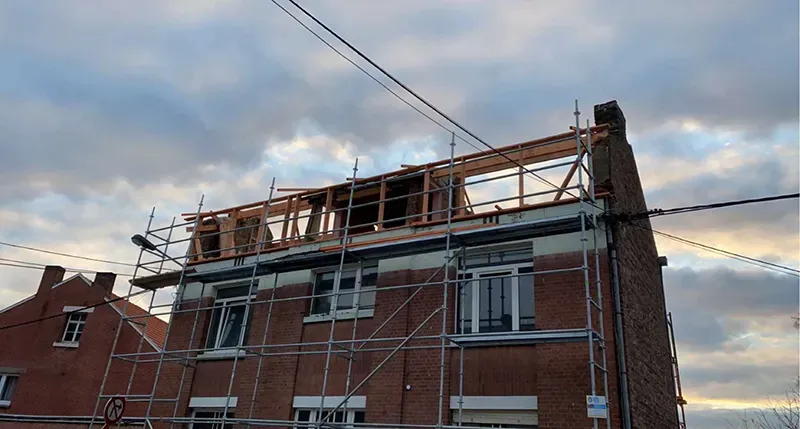 Charpente en construction d'une maison en brique