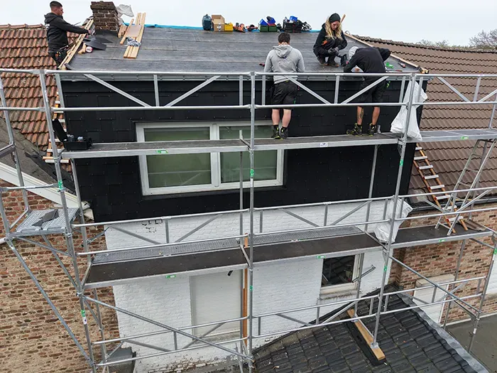 Ouvriers oeuvrant sur une façade