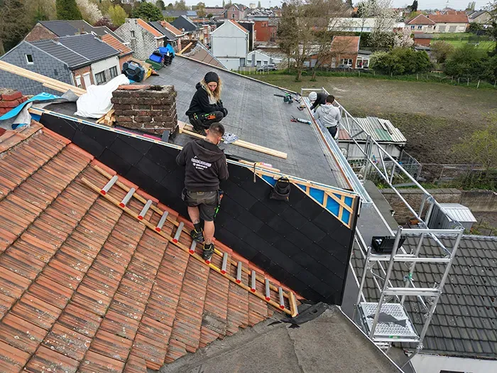 Personnes sur un toit en rénovation