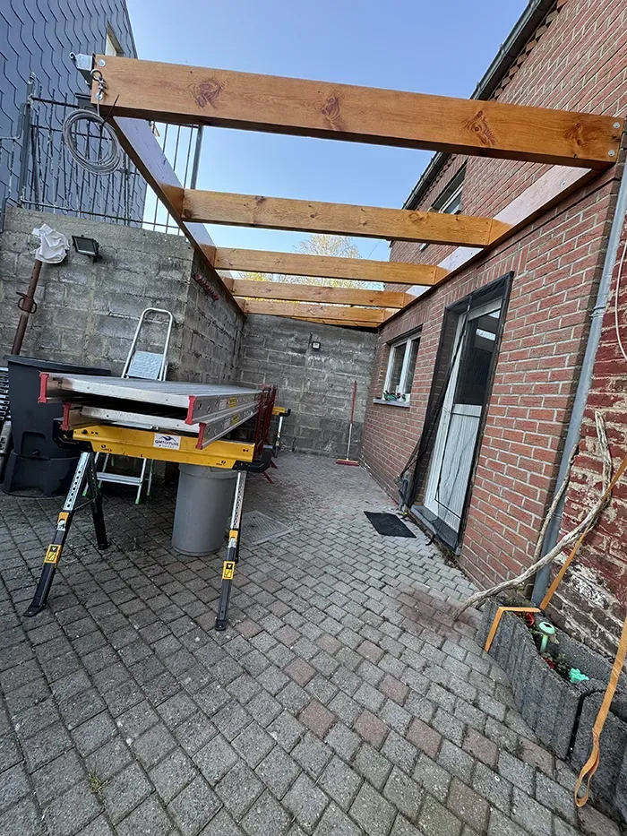 Toit de véranda en bois en construction
