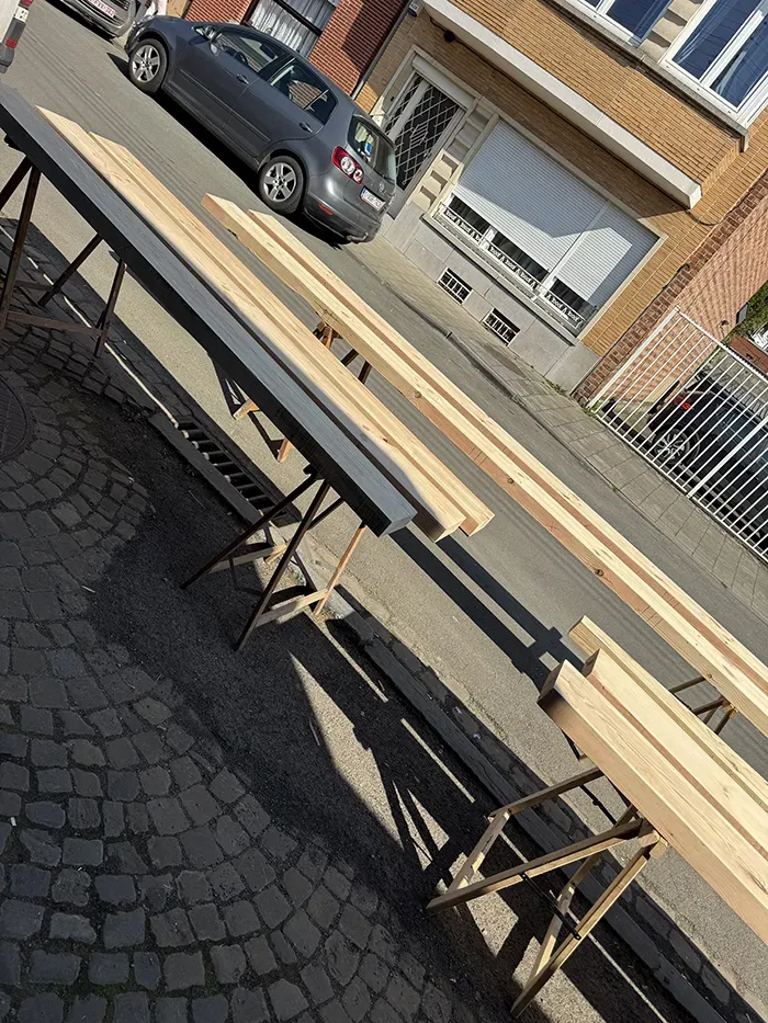 Planches dans une rue