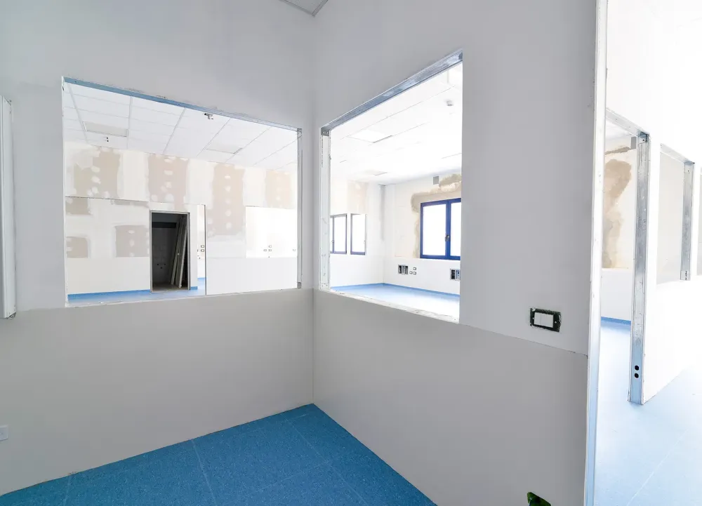 Cloisons dans un appartement en travaux